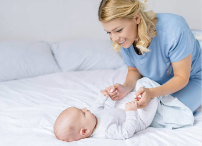 Enfermera cuidando de un bebé en Aguascalientes.