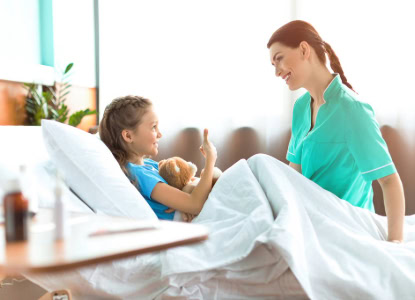 Enfermera cuidando una niña
