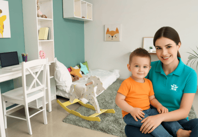 Enfermera cuidando de un bebé en Aguascalientes.