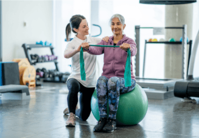 Enfermera atendiendo a paciente en domicilio